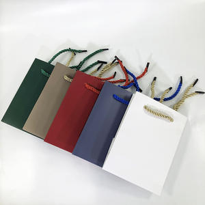 Sacs d'emballage à emporter pour bijoux imprimés en usine Sacs cadeaux de luxe pour bijoux Sacs en papier avec logo personnalisé pour bijouterie - Product Image 1