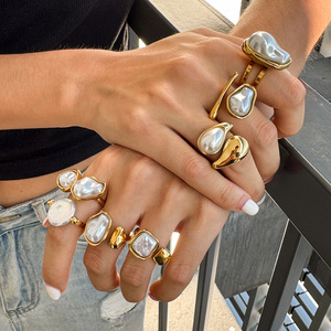 न्यूनतम 18k सोने की प्लेटेड स्टेनलेस स्टील की अंगूठी लोके विदेशी मोती असममित खुली अंगूठी - Product Image 1