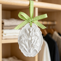 Diffuseur d'huiles essentielles en céramique parfumée, pendentif désodorisant de luxe pour voiture et armoire, en forme de fleur en porcelaine
