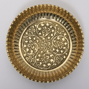 Assiette décorative ronde en métal avec incrustation dorée, gravure artisanale orientale, pour les fêtes - Product Image 1