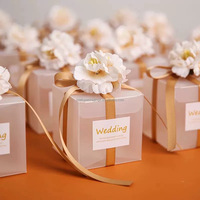 Boîte à dragées de mariage en PVC givré romantique, boîte de présentation de luxe avec logo personnalisé, ruban en tissu fleuri pour fête nuptiale et usage artisanal