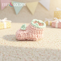 Chaussons miniatures élégants faits main en coton tricoté au crochet 3,5x3 cm pour bébé fille ou garçon, idéaux pour les fêtes de naissance ou comme décorations.
