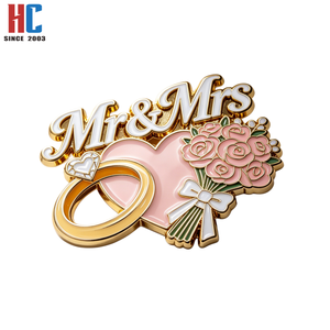 Spilla in metallo personalizzata con smalto morbido <span class=keywords><strong>Mr</strong></span> & Mrs, con anello a cuore e bouquet di rose, per bomboniere di matrimonio - Produzione da 20 anni - Product Image 2