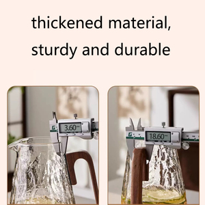 <span class=keywords><strong>Pichet</strong></span> à eau moderne en verre borosilicate texturé martelé de 1800 ml avec couvercle et poignée en noyer - Product Image 5
