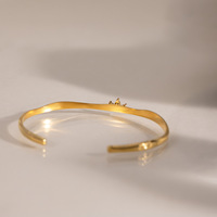 Gelang Manset Bergelombang Baja Tahan Karat Lapis Emas PVD 18K Tahan Air, Berhiaskan CZ Marquise Bentuk Bunga Teratai, Gelang Manset Terbuka untuk Wanita, Grosir