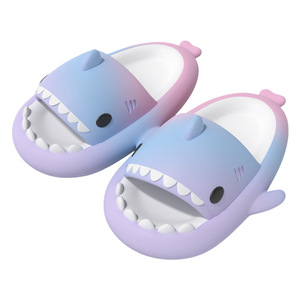 Claquettes pour enfants à motif de requin dégradé arc-en-ciel, mignonnes, antidérapantes, pour garçons et filles, à porter en intérieur en été - Product Image 1