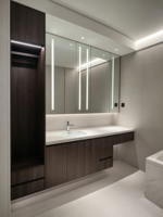 Meuble-lavabo flottant sur mesure avec armoires latérales éclairées par LED, idéal pour les projets d'appartements et d'hôtels