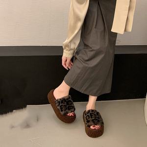 Chaussons plateforme tendance à imprimé léopard en fourrure pour l'extérieur - Product Image 3