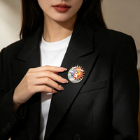 Broche en métal personnalisée, motif déesse Soleil et Lune, émail, strass incrustés, pour la décoration de vêtements