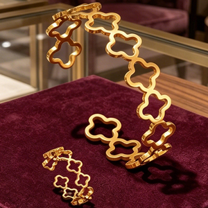 <span class=keywords><strong>MIOU</strong></span> Juego de 2 Pulseras de Moda para Mujer, de Acero Inoxidable Dorado, con Hebilla de Flor de Cuatro Hojas y Diseño Hueco, Elegante Brazalete y Anillo - Product Image 1