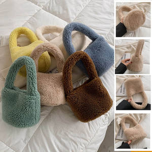 Qetesh 겨울 귀여운 데일리 파우치 플러시 가방 플러시 인조 모피 버킷 핸드백 여자를위한 세련된 미니 사용자 정의 로고 핸드백 - Product Image 1