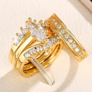 Anello da Donna Q212 in Oro Giallo con Diamante a Taglio a Pera, Diamante Coltivato in Laboratorio Colore G e Pietre Laterali - Product Image 2
