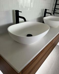 โต๊ะเครื่องแป้งในห้องน้ำแบบวอล์กอินหรูหราและได้รับการออกแบบอย่างมีเอกลักษณ์พร้อมอ่างล้างหน้าในห้องน้ำ - Product Image 6