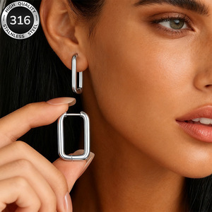Boucles d'oreilles créoles en acier inoxydable plaqué or pour femmes, design géométrique quadrilatère, haut de gamme et élégantes, vente en gros - Product Image 2