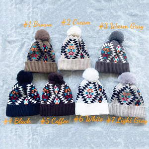 Berretto invernale a coste da donna incrociato con pompon lavorato a maglia a trecce morbido cappello caldo Jacquard lavorato a maglia Aztec Beanie - Product Image 4