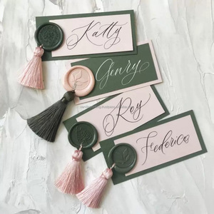 Tarjetas de nombre de invitados de boda personalizadas con sello de cera y cinta Etiquetas de acompañante de caligrafía personalizadas para ajustes de mesa elegantes - Product Image 1