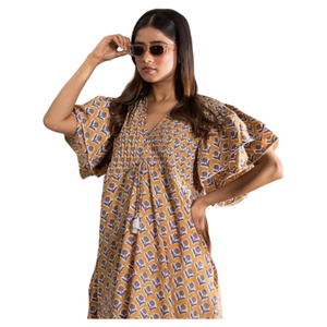 Vestido con estampado Buti color mostaza y mangas con doble volante para mujer, con cuello en V y detalle de blusa con pliegues para un estilo étnico elegante. - Product Image 1