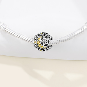 Cuentas de cobre huecas con circonitas en forma de luna y estrella, accesorios originales y versátiles para pulseras DIY, venta al por mayor. - Product Image 2