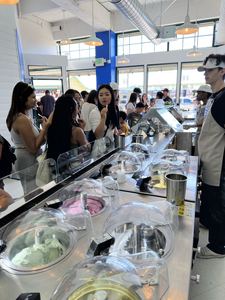 HELLENIKA CULTURED CREAMERY Miglior Gelateria di Yogurt Greco a Seattle, ATTREZZATA CON DISPLAY MILES GALAXY PRO V4 TUTTO IN UNO - Product Image 4