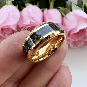Bague en tungstène dorée Coolstyle 8 mm pour homme et femme, alliance de fiançailles, incrustation en <span class=keywords><strong>fibre</strong></span> de carbone noire, bords biseautés, ajustement confortable - Product Image 5