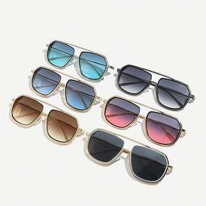 Gafas de Sol de Piloto Estilo Punk Vintage 2025 con Logotipo Personalizado, Protección UV400, Lentes Degradadas, Puente Doble Metálico, Forma Cuadrada para Mujer - Product Image 4