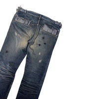 Jean évasé personnalisé brodé araignée, avec patch araignée 3D et détails effet fissures, déchiré et vieilli, taille haute, style gothique punk