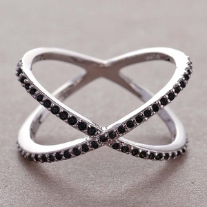 Anello a forma di cuore F096 con onice nero e pavé, gioiello unisex alla moda, regalo per lei o per lui - Product Image 1