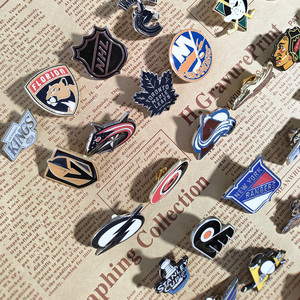 Distintivo/Patch in metallo smaltato a caldo per zaino, a tema Hockey NHL (Lega Hockey Americana), ideale come regalo di compleanno - Product Image 3