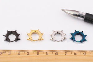 Pendientes de diente de lobo de acero inoxidable policromático médico de estilo Punk, diente de <span class=keywords><strong>sierra</strong></span> Huggie para niños o niñas - Product Image 5