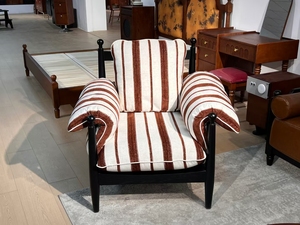 Fauteuil moderne de luxe en tissu rayé, style vintage mi-siècle, avec structure en bois massif, pour salon ou hôtel - Product Image 2