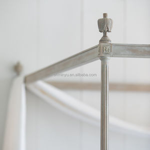 Massief Houten Slaapkamermeubilair In Franse Landelijke Stijl Eigentijds Design Hemelbed In Wit Linnen Verweerde Witte Afwerking - Product Image 4