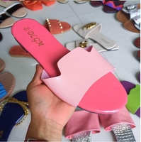 Sandales plates populaires pour femmes, tongs tendance en solde, pantoufles de marche décontractées, styles variés expédiés aléatoirement
