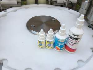 Machine de remplissage de liquides pour bouteilles plates de boissons, haute précision industrielle, fonction de serrage automatique des bouchons pour plastique/verre - Product Image 3