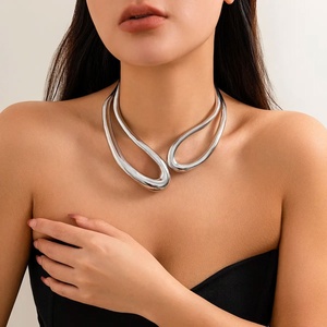 ZYO Parure de bijoux fantaisie dorée au design audacieux et irrégulier, comprenant un collier ras-du-cou et un bracelet à grand nœud torsadé ouvert pour femme - Product Image 5