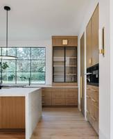 Tendance 2026 : Meuble de cuisine Slim Shaker en chêne blanc avec panneau de porte laqué, construction en contreplaqué, évier inclus, pour usage commercial