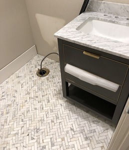 Calacatta oro a spina di pesce mosaico di marmo moderno piastrelle lucidate per la parete interna per uso bagno o spazi bianchi - Product Image 5