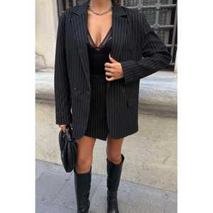 Ensemble de costume à rayures fines pour femme Sobe, blazer et jupe en mélange de laine noire 9691-24 - Product Image 6