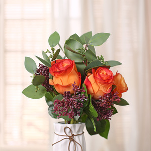Ramo de Rosas Artificiales Naranjas Pre-Atado con Eucalipto y Bayas Púrpuras, Arreglo Floral de Seda para Decoración de Mesa y Jarrones del Hogar - Product Image 3