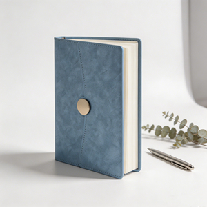 Diario de Tapa Dura de Imitación de Cuero Azul con Cierre de Broche Dorado y Encuadernación Cosida - Product Image 1