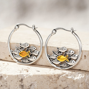 Orecchini a Cerchio Bicolore a Forma di Pesce per Donne, Gioielli di Design Vintage Unici e alla Moda - Product Image 4