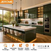 Ensemble de meubles de cuisine modernes sur mesure avec finition vert forêt brillant UV, comptoir en marbre et îlot central, livraison gratuite en 48 heures