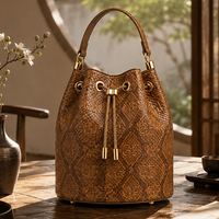 2026 Neue Schlangenleder-Optik PU-Leder Schultertasche für Herren, Kordelzug-Beuteltasche mit Goldbeschlägen, Kleine Umhängetasche mit Obergriff, Unisex