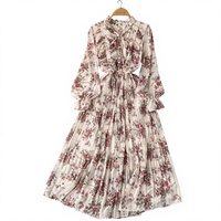 Robe longue plissée en mousseline de soie à imprimé floral, col en V, manches longues, coupe trapèze ajustée, style vintage français, collection Printemps 2026 pour femme