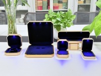 Boîte à bijoux LED octogonale dorée, éclairée, avec logo personnalisé, emballage cadeau