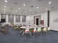 Chaise de bureau empilable design en promotion, avec structure en plastique, idéale pour visiteurs, formations, bibliothèques, salles de réunion scolaires et conférences