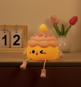 ไฟกลางคืนรูปเค้กวันเกิดการ์ตูนน่ารัก ซิลิโคนนุ่มนวลทันสมัย ชาร์จผ่าน USB ปรับความสว่างได้ เหมาะสำหรับเด็ก สร้างบรรยากาศเทศกาล - Product Image 3