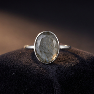 Anillo de Labradorita con Corte Ovalado, Plata de Ley 925, Clásico, Moderno y Elegante, para Boda, Aniversario, Compromiso o Fiesta - Product Image 3