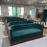Maßgefertigte X-förmige Restaurant-Sitzbank Grüne Gepolsterte Sitzecken Nachtclub-Sofa mit Holzgestell für Hotel-Lounge
