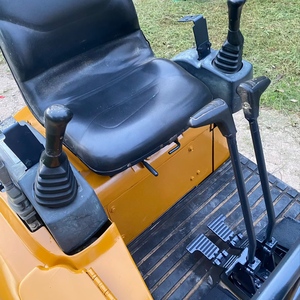 Mini-excavatrice XCMG XE17U d'occasion en bon état avec cabine ouverte pour travaux d'aménagement paysager, de terrassement et de petits chantiers de construction - Product Image 4