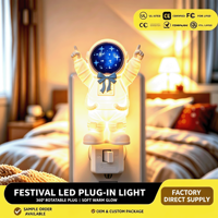 Veilleuse LED à brancher en forme d'astronaute de dessin animé, OEM, directement de l'usine, 360° ° Lampe de nuit pour chambre d'enfant à lumière douce et chaude avec prise rotative, vente en gros
